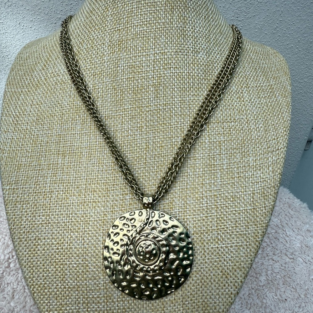 Chic Gold Textured Pendant Necklace